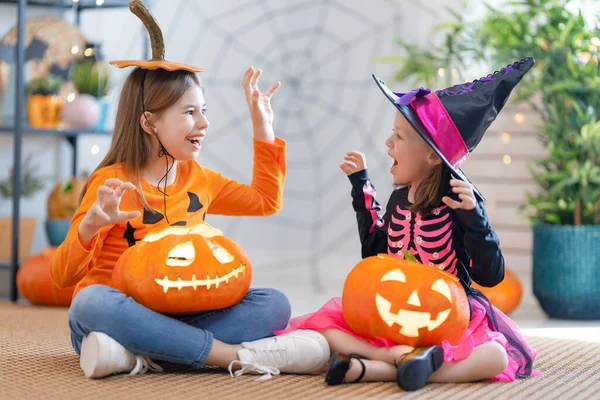 Милые Маленькие Девочки Резной Тыквой Счастливая Семья Готовится Хэллоуину Смешные — стоковое фото