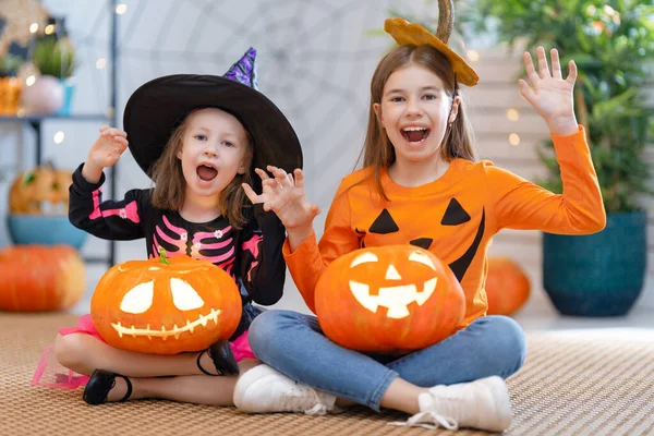 Niedliche Kleine Kinder Mädchen Mit Schnitzen Kürbis Glückliche Familie Bereitet — Stockfoto