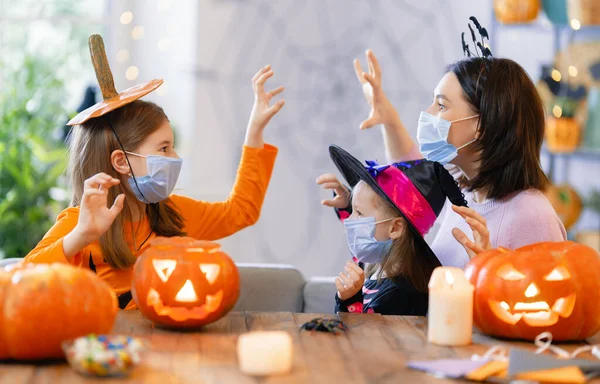 Família Feliz Celebrando Halloween Mãe Crianças Usando Máscaras Faciais Protegendo — Fotografia de Stock
