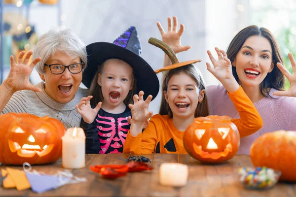Feliz Familia Celebrando Halloween Abuela Madre Hijos Casa —  Fotos de Stock