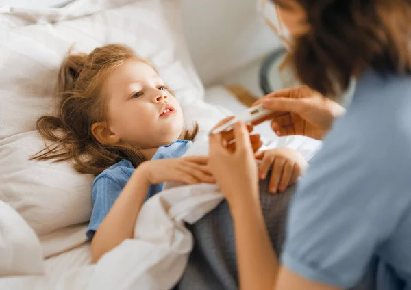 Mulher Medir Temperatura Pequena Menina Doente Deitada Cama Casa — Fotografia de Stock