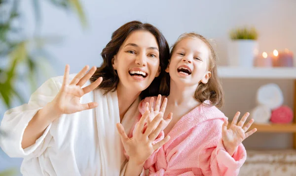Щаслива Сім Мати Дочка Дівчинка Доглядають Шкірою Ванній — стокове фото