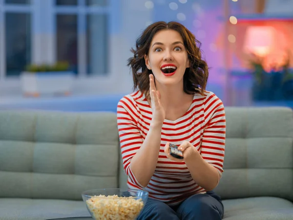 Junge Frau Vor Dem Fernseher Abends Filme Mit Popcorn Mädchen — Stockfoto