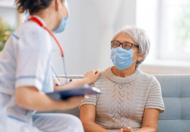 Coronavirus ve grip salgını sırasında maske takan doktor ve son sınıf öğrencisi. Virüs koruması. COVID-2019. Maske takıyor.