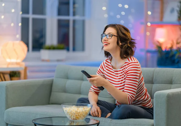 Junge Frau Vor Dem Fernseher Abends Filme Mit Popcorn Mädchen — Stockfoto