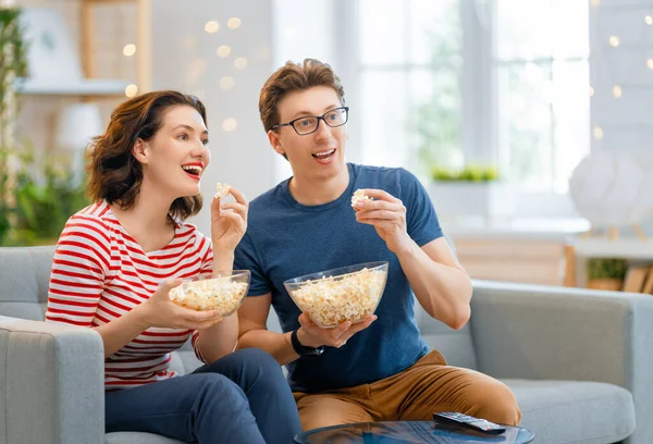 Glückliche Familie Mit Popcorn Auf Dem Sofa Hause Paar Verbringt — Stockfoto