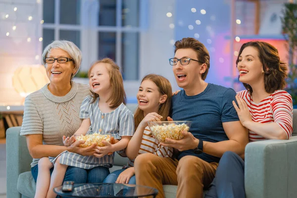 Boldog Család Vetítőt Néz Filmeket Popcornnal Este Otthon Nagyi Anya — Stock Fotó