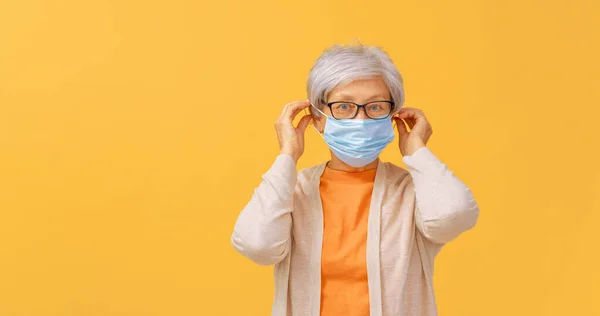 Oudere Vrouw Draagt Gezichtsmasker Tijdens Coronavirus Griepuitbraak Virus Ziektebescherming Quarantaine — Stockfoto