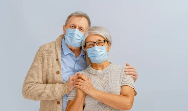 Pareja Mayor Usando Mascarilla Facial Durante Coronavirus Brote Gripe Protección —  Fotos de Stock