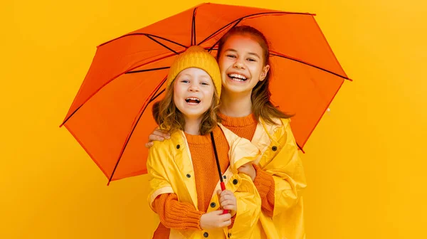 Crianças Emotivas Felizes Rindo Abraçando Crianças Com Guarda Chuva Laranja — Fotografia de Stock