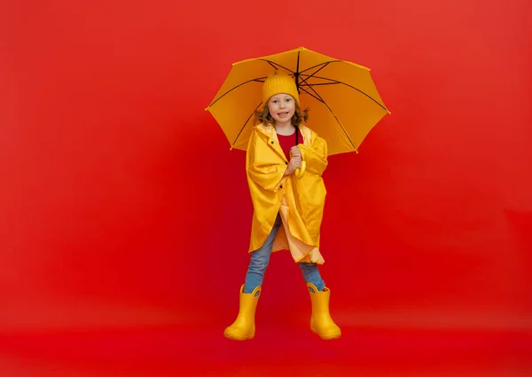 Criança Emocional Feliz Rindo Pulando Criança Com Guarda Chuva Amarelo — Fotografia de Stock