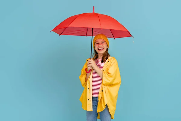 Criança Emocional Feliz Rindo Pulando Criança Com Guarda Chuva Vermelho — Fotografia de Stock