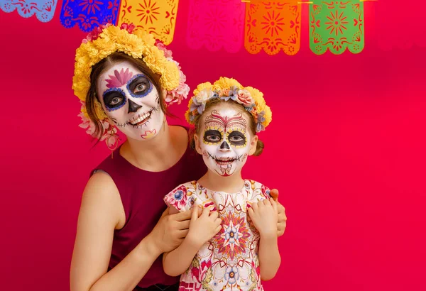Adorables Zombies Guirnaldas Flores Posando Sobre Fondo Rojo Familia Feliz — Foto de Stock
