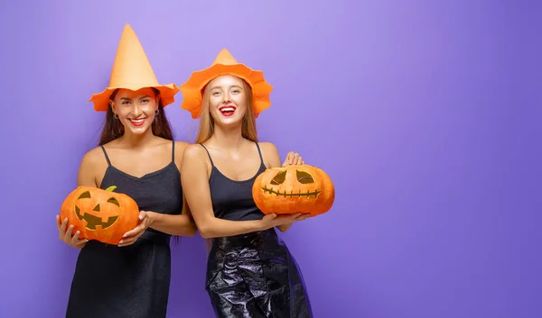 Feliz Dia Das Bruxas Duas Jovens Mulheres Trajes Bruxa Preta — Fotografia de Stock