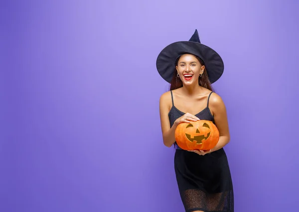 Счастливого Хэллоуина Молодая Женщина Черном Костюме Ведьмы Тыквой Вечеринке Фиолетовом — стоковое фото