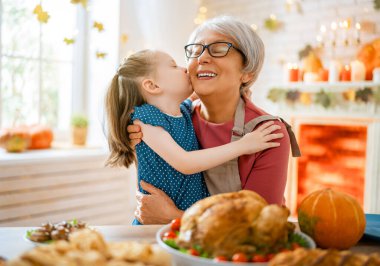 Şükran Günün kutlu olsun! Sonbahar ziyafeti. Aile masada oturup bayramı kutluyor. Geleneksel yemek. Büyükanne ve torun..