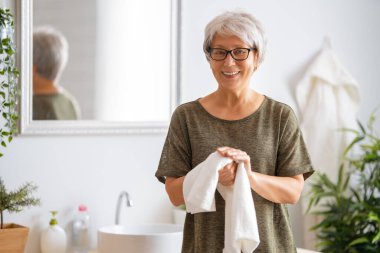 İnsan ellerini yıkıyor ve havlu kullanıyor. Koronavirüse karşı koruma. Virüsü yaymayı durdurmak için önlem, hijyen.