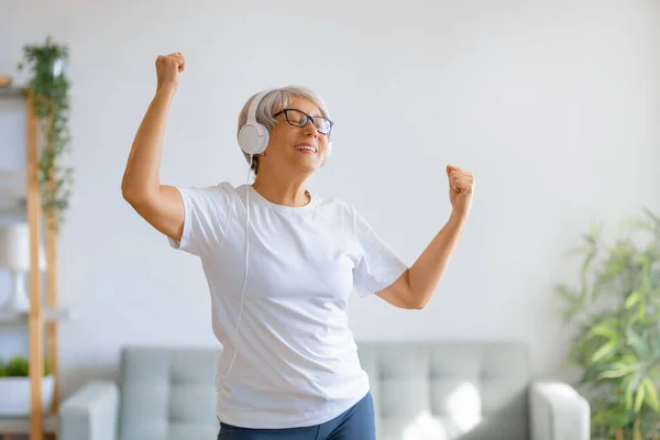 Fröhliche Seniorin Hört Musik Über Kopfhörer Und Tanzt Hause Zimmer — Stockfoto