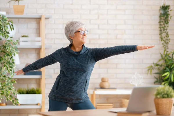 Seniorin Aktivkleidung Sieht Sich Online Kurse Laptop Während Sie Hause — Stockfoto