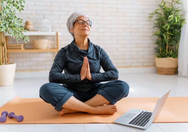 Seniorin Aktivkleidung Sieht Sich Online Kurse Laptop Während Sie Hause — Stockfoto