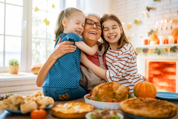 Fijne Thanksgiving Dag Herfstfeest Familie Zit Aan Tafel Viert Vakantie — Stockfoto