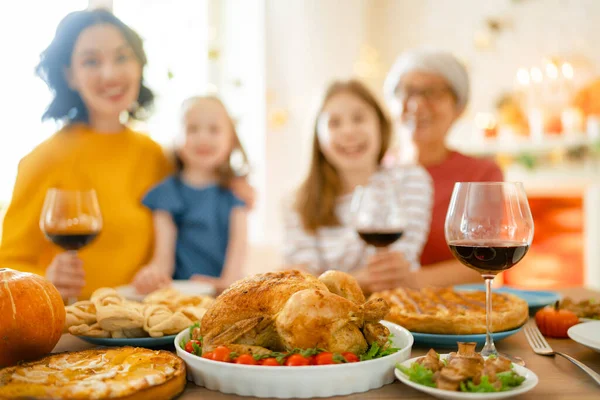 感恩节快乐 秋天的宴会 一家人坐在桌旁庆祝节日 传统的晚餐 母亲和女儿 — 图库照片