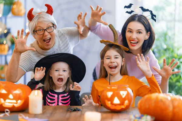Счастливая Семья Празднует Хэллоуин Бабушка Мама Дети Дома — стоковое фото