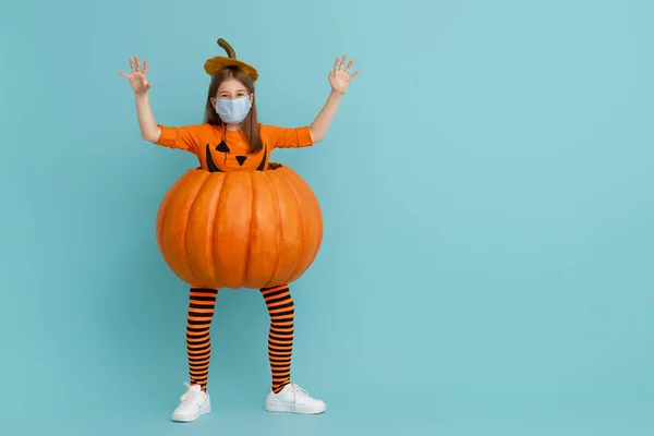 Feliz Halloween Linda Niña Traje Calabaza Con Máscara Facial Que — Foto de Stock