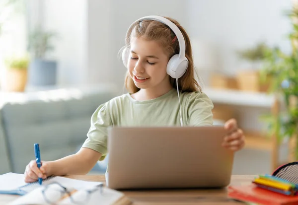 Zurück Zur Schule Glückliches Kind Sitzt Schreibtisch Mädchen Bei Hausaufgaben — Stockfoto