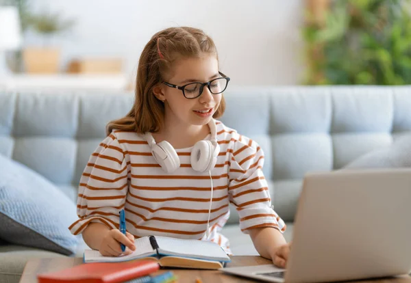 Zurück Zur Schule Glückliches Kind Sitzt Schreibtisch Mädchen Bei Hausaufgaben — Stockfoto