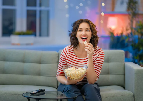 Junge Frau Vor Dem Fernseher Abends Filme Mit Popcorn Mädchen — Stockfoto