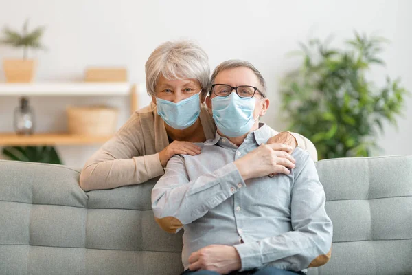 コロナウイルスやインフルエンザの流行時に顔マスクを着用するシニアカップル ウイルスや病気の保護 家庭の隔離 Covid 2019 マスクの着脱 — ストック写真