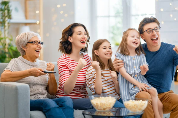 Šťastná Rodina Dívá Televizi Popcornem Doma Babička Matka Otec Dcery — Stock fotografie