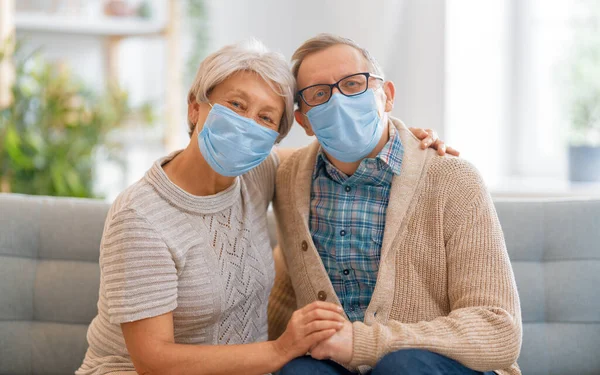 Älteres Paar Trägt Gesichtsmasken Während Des Coronavirus Und Des Grippeausbruchs — Stockfoto
