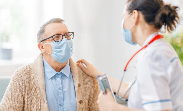 Doctor Senior Man Wearing Facemasks Coronavirus Flu Outbreak Virus Illness — Stock Photo, Image