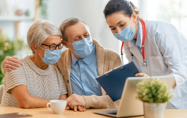 医師と高齢者のカップルは コロナウイルスやインフルエンザの発生中にフェメマスクを着用 ウイルス対策家の隔離 Covid 2019 仮面をかぶって — ストック写真