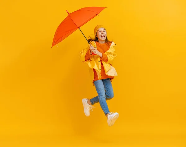 Criança Emocional Feliz Rindo Pulando Criança Com Guarda Chuva Laranja — Fotografia de Stock