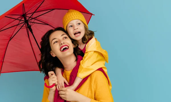 Feliz Niño Emocional Madre Riendo Abrazándose Familia Con Paraguas Rojo — Foto de Stock