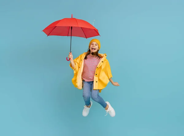 Criança Emocional Feliz Rindo Pulando Criança Com Guarda Chuva Vermelho — Fotografia de Stock