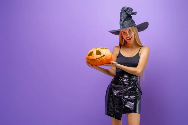 Šťastný Halloween Mladá Žena Černošky Čarodějnice Kostým Dýní Party Fialové — Stock fotografie