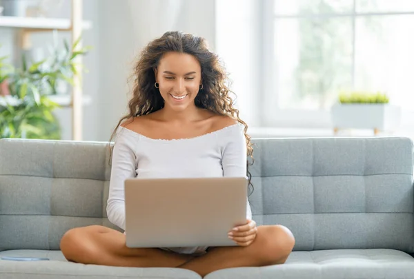 Szczęśliwa Młoda Kobieta Studiuje Online Ogląda Webinarium Podcast Laptopie Koncepcja — Zdjęcie stockowe