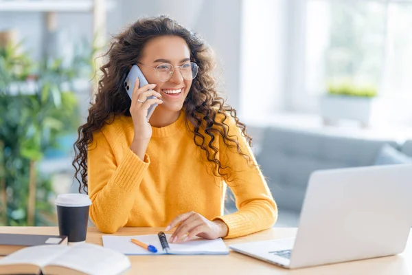 Giovane Donna Affari Concentrata Che Studia Online Guarda Webinar Podcast — Foto Stock