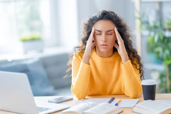 Jonge Zakenvrouw Die Online Studeert Webinar Kijkt Podcast Laptop Hoofdpijn — Stockfoto