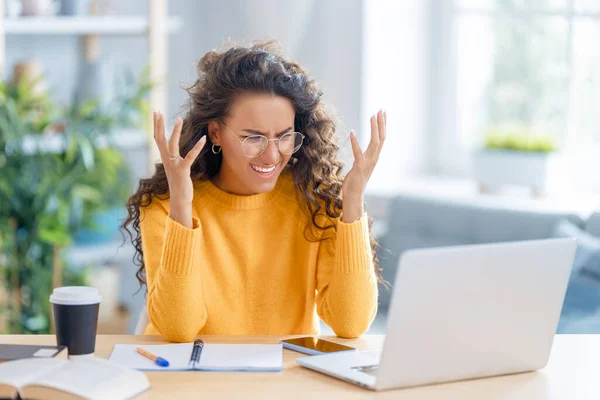 Verward Gefrustreerde Jonge Zakenvrouw Die Online Studeert Webinar Kijkt Podcast — Stockfoto