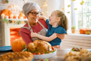 Şükran Günün kutlu olsun! Sonbahar ziyafeti. Aile masada oturup bayramı kutluyor. Geleneksel yemek. Büyükanne ve torun..
