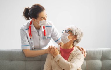Coronavirus ve grip salgını sırasında maske takan doktor ve son sınıf öğrencisi. Virüs koruması. COVID-2019. Maske takıyor.