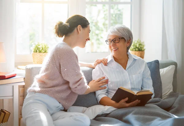 Schöne Ältere Mutter Und Erwachsene Tochter Reden Und Lächeln Während — Stockfoto