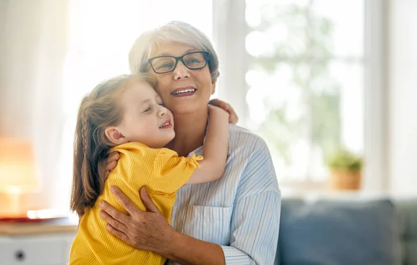 Ein Nettes Mädchen Und Ihre Großmutter Genießen Den Sonnigen Morgen — Stockfoto