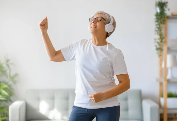 Fröhliche Seniorin Hört Musik Über Kopfhörer Und Tanzt Hause Zimmer — Stockfoto