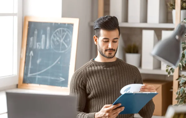 Feliz Joven Casual Trabajando Portátil Casa — Foto de Stock